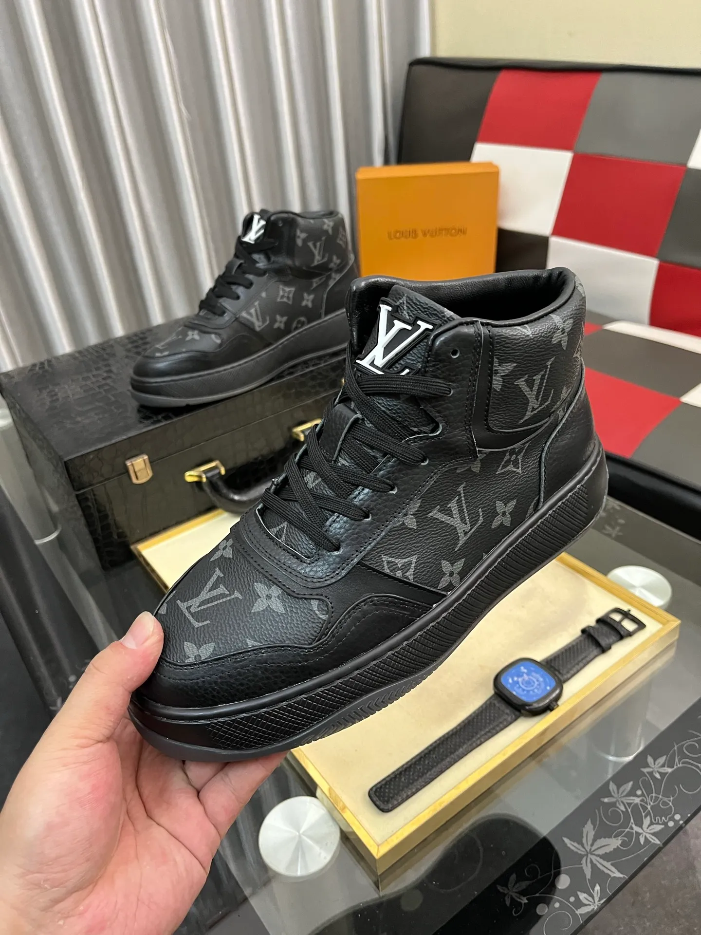 Ex-factory price: 438⌚️⌚️[LOUIS VUITTON] Same style as Louis Vuitton* official website 🚹Men's high-top casual shoes❤️Same style as popular celebrities and big names ~ Best-selling at home and abroad Lv focuses on the checkerboard series...Imported first-layer cowhide with special fabric ➕Full cotton, code number: 38-443️⃣Colors available